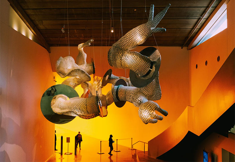 Instalación artística contemporánea